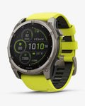 Garmin Fenix 8 Sapphire Solar 51mm in titanio grigio con cinturino giallo